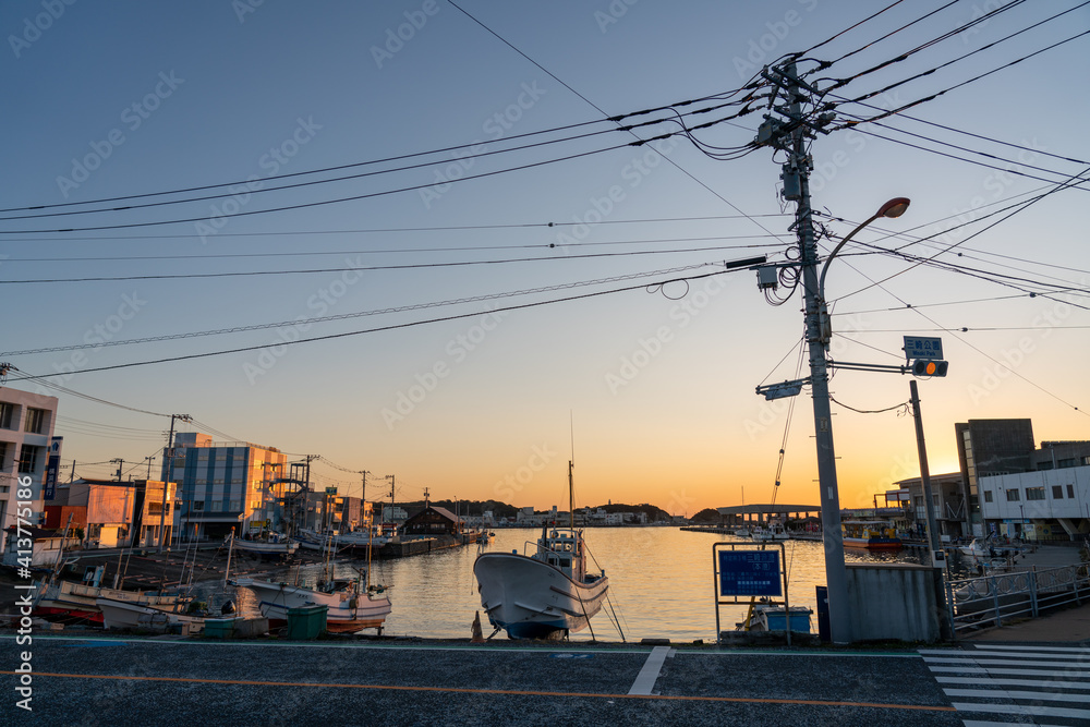 夕暮れ時の漁船と三浦漁港の風景