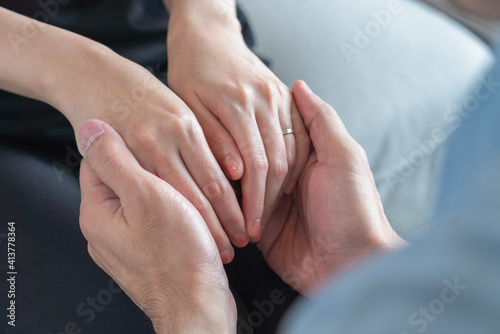 Fototapeta Naklejka Na Ścianę i Meble -  Asian couple holding hands