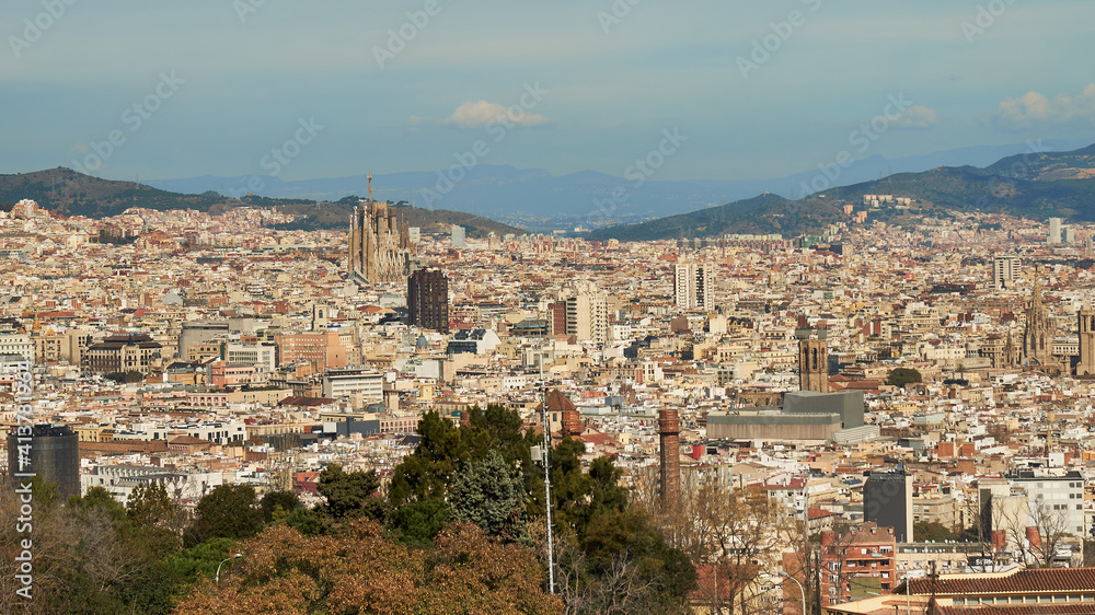 Vista general de Barcelona desde Montjuic Ciudad muchedumbre aglomeración vivienda monumentos montaña cielo