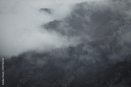 山にかかる霧と雲