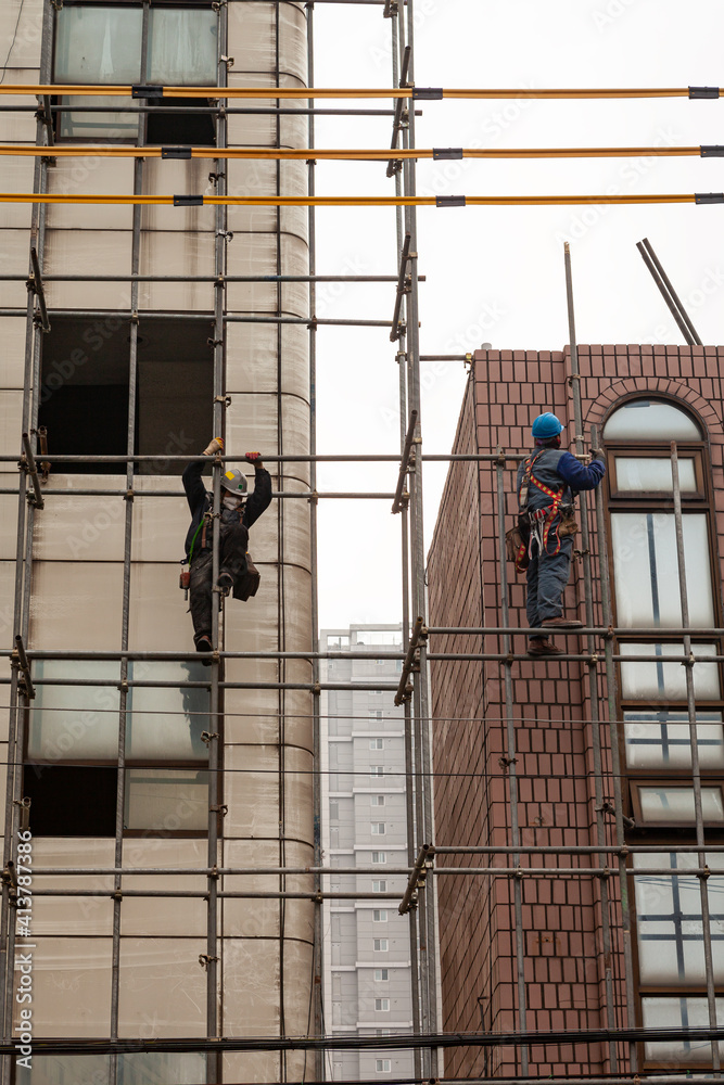 Workers are going up and down the steel structure. Workers are going up and down the steel structure.