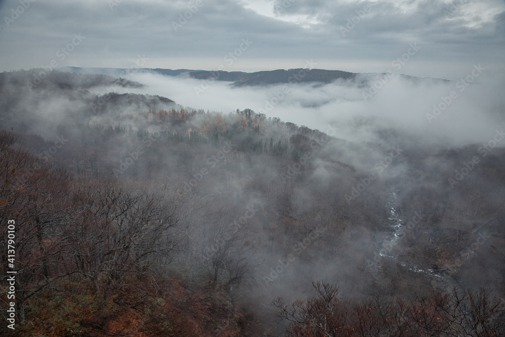 山々に現れる霧の写真素材