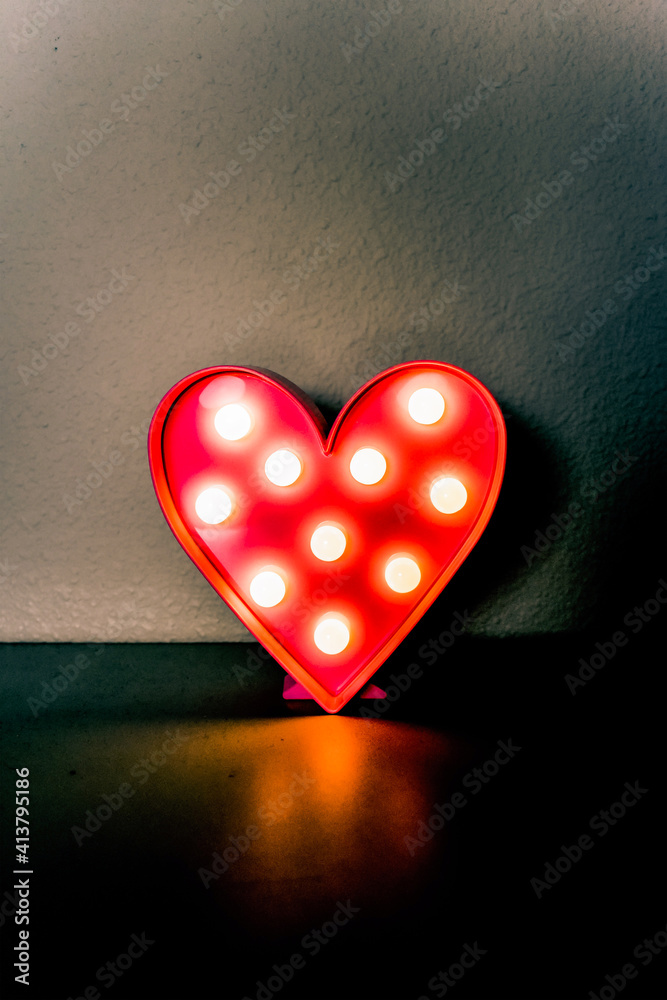 Regalo San Valentín corazón de amor. Corazón rojo con luces. Ideas de regalo para San Valentín