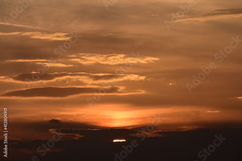 Sun low on the horizon turns sky orange © Jeno