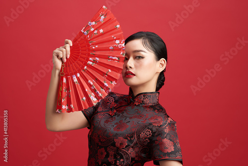 Quadro em tela Asian chinese woman in traditional dress on red background