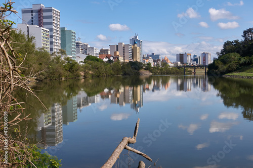 Stadtansicht von Blumenau  Santa Catarina mit Spiegelung im Wasser des Rio Itajai