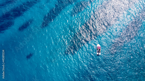 Fotografía 暗礁が透けて見えるブルーの海のドローン俯瞰写真