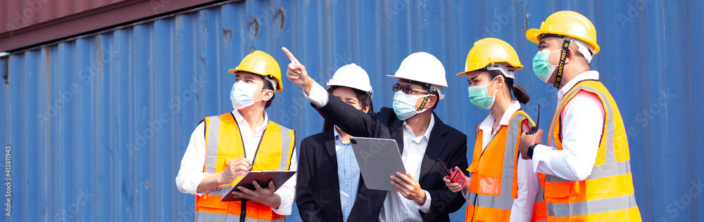 The supervisor is explaining to the staff the details of the container work at the warehouse. The supervisor is explaining to the staff the details of the container work at the warehouse.