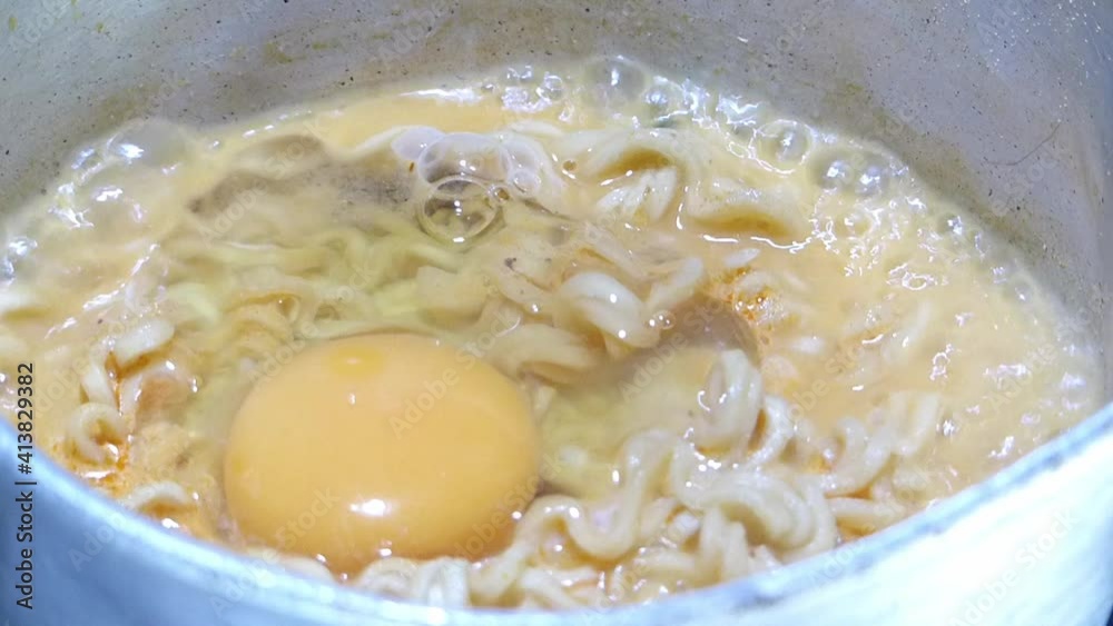 Put the eggs in the boiling instant noodles in an aluminum pot Put the eggs in the boiling instant noodles in an aluminum pot