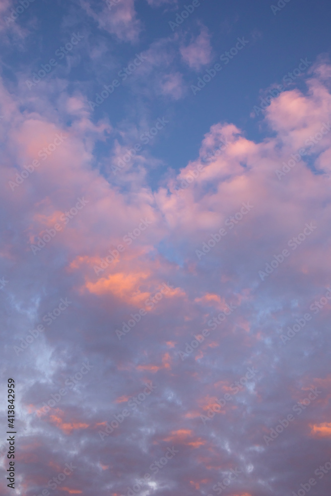 Blauer Himmel mit Wolken im Abendlicht