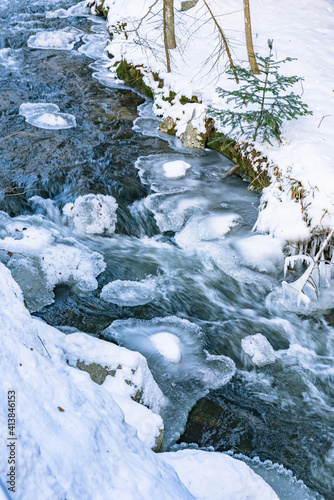 Im Nationalpark Bayerischer Wald liegt die der kleine Ort Waldhäuser. Hier entspringt die kleine Ohe. Ein Bach der im Winter regelmäßig zugefriert. 
