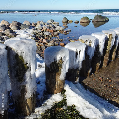 Winter Spaziergang am Ostseestrand - gefrorene Ostsee - Bunen mit Eisbildung