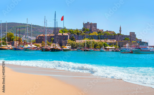 Fototapeta Naklejka Na Ścianę i Meble -  Panoramic view of Saint Peter Castle (Bodrum castle) and marina 
View of Bodrum beach in the foreground - Bodrum, Turkey
