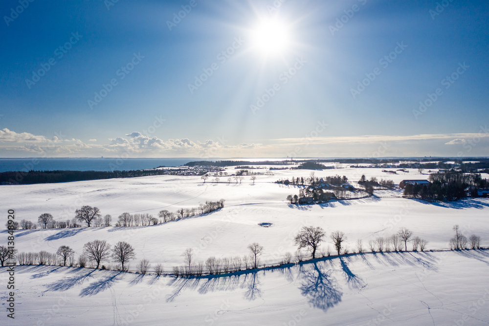 Winterlandschaft von oben an der Ostsee, Schleswig Holstein, Deutschland