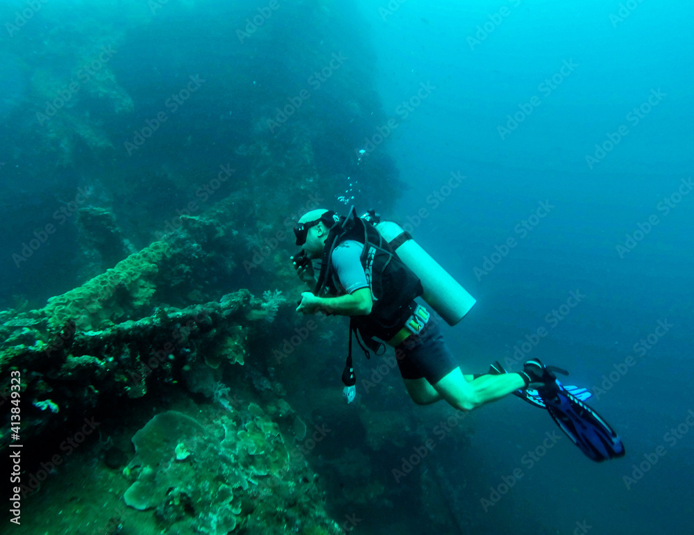 Plongeur sous marin dans une épave à Bali, Indonésie 