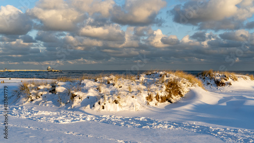 Seebrücke von Grömitz im Sonnenaufgang im Winter an der Ostsee, Grömitz, Schleswig Holstein, Deutschland