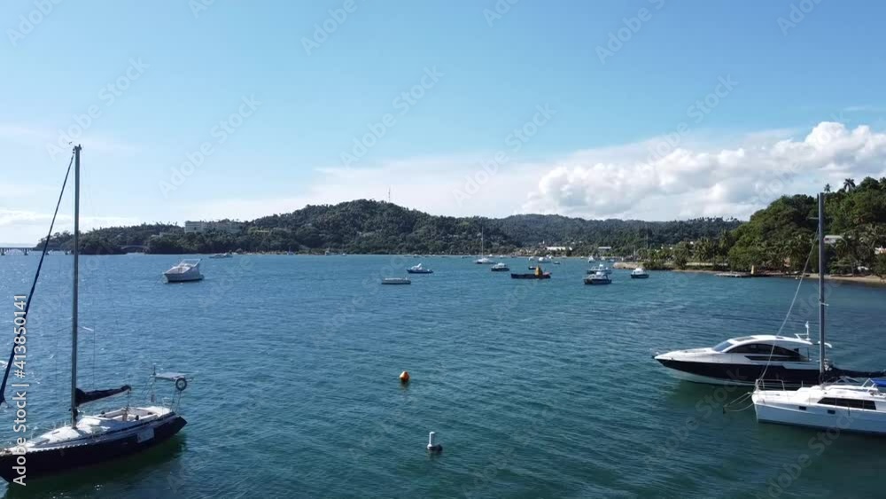 Vista aérea de playa tropical. bahia con barcos y paisaje montañoso, Península de Samaná,República Dominicana. Vista aérea de playa tropical. bahia con barcos y paisaje montañoso, Península de Samaná,República Dominicana.