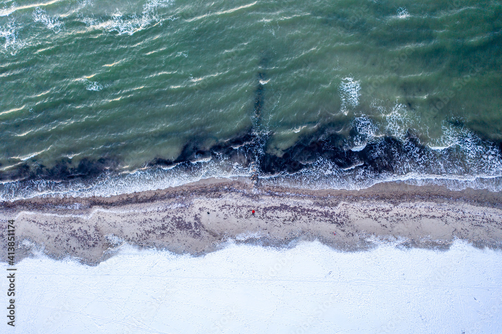 Naklejka premium Ostseestrand im Winter von oben, Grömitz, Schleswig Holstein, Deutschland
