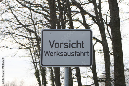 Schild " Vorsicht Werkausfahrt".