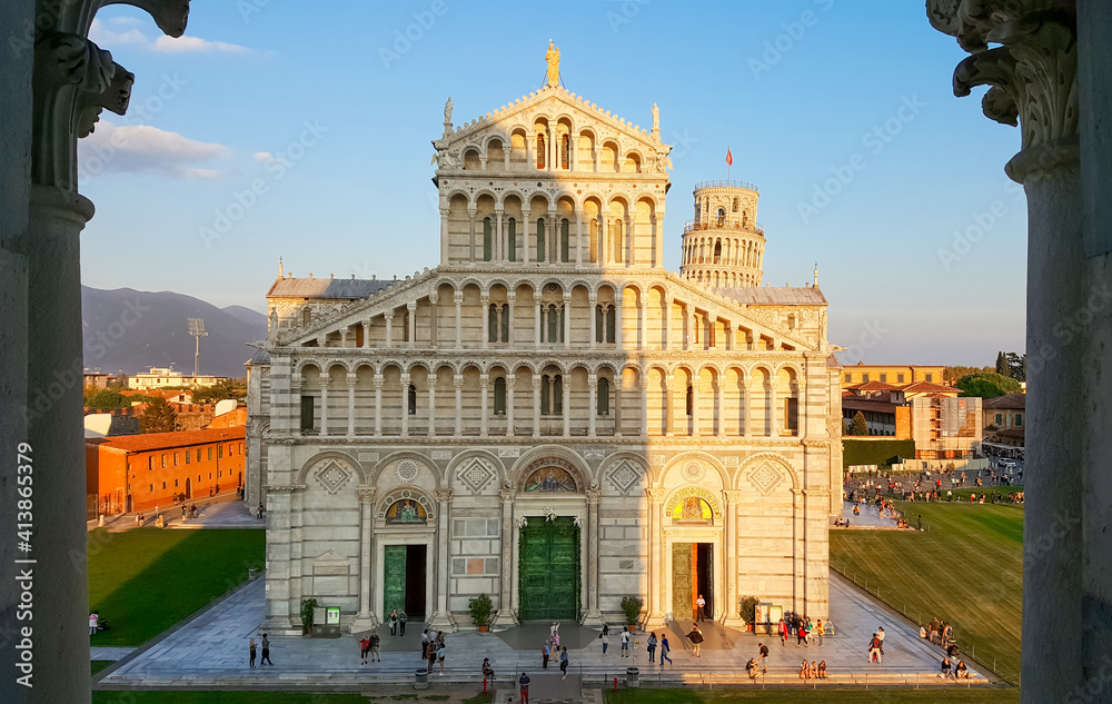 Obraz premium View from the medieval Baptistery upper level of the Duomo or Cathedral of the Assumption of the Virgin Mary and the Leaning Tower in Pisa, Italy.