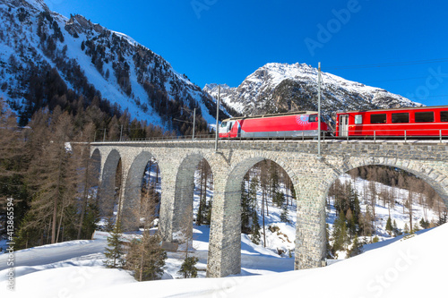 Trenino Glacier Express su viadotto tra Preda e Bergun, Svizzera photo