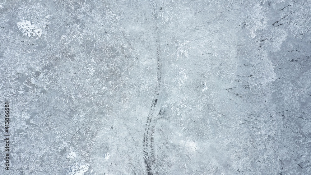 Fototapeta premium 冬・雪山・ドローン・空撮