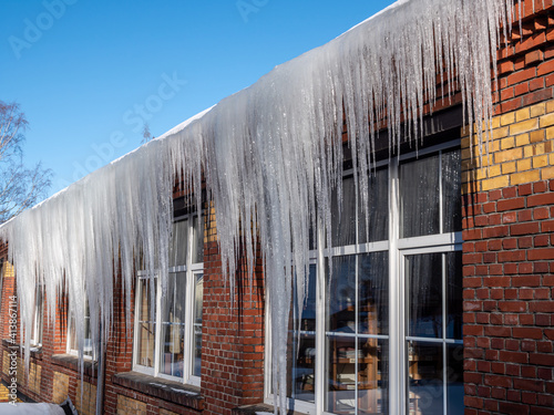 viele Eiszapfen hängen im Winter vom Dach © Animaflora PicsStock