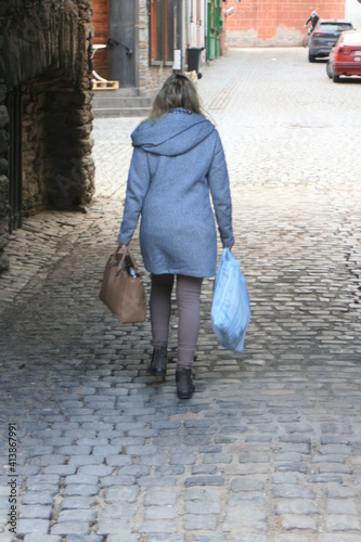 Junge Frau auf der Straße.