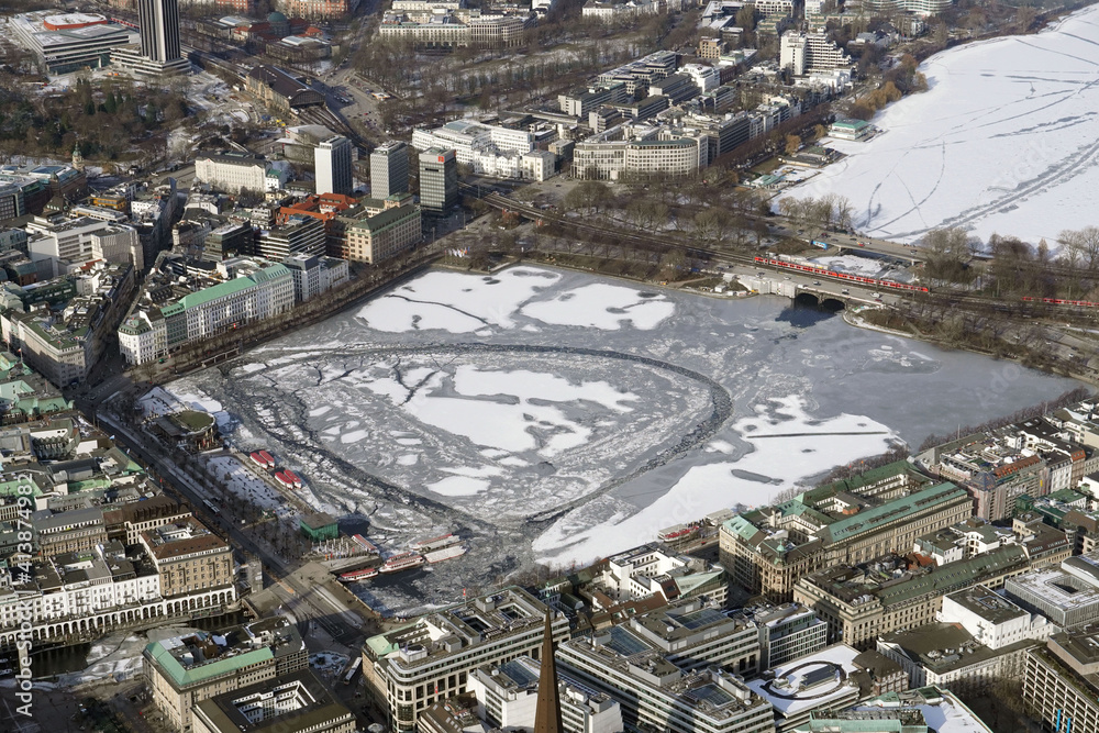 Fototapeta premium Hamburger Alster im Winter 2021