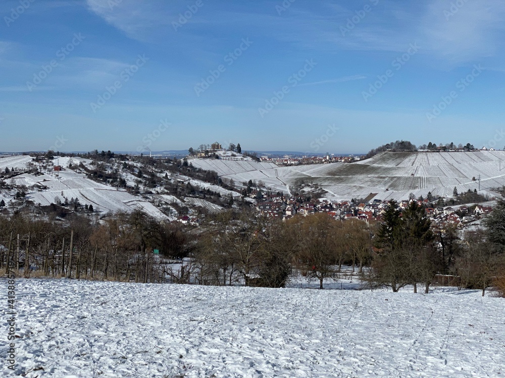Blick von Esslingen auf die verschneiten Weinberge und den Stuttgarter Stadtteil Uhlbach mit der Grabkapelle