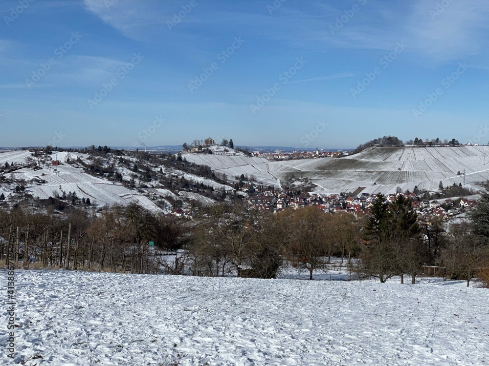 Blick von Esslingen auf die verschneiten Weinberge und den Stuttgarter Stadtteil Uhlbach mit der Grabkapelle Blick von Esslingen auf die verschneiten Weinberge und den Stuttgarter Stadtteil Uhlbach mit der Grabkapelle