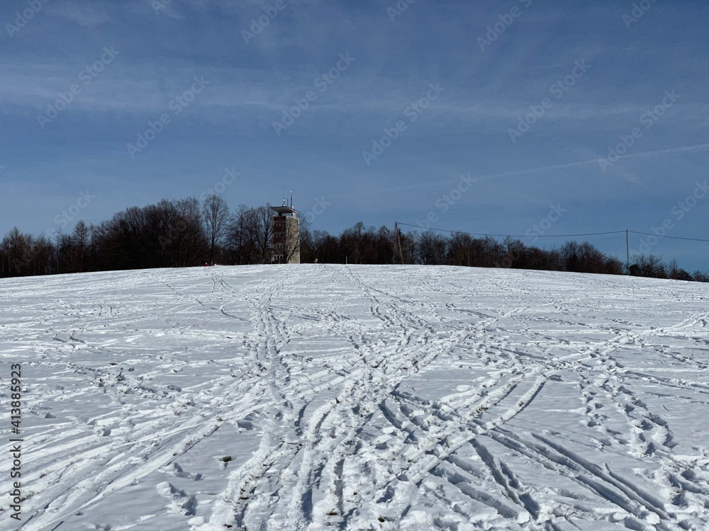 Spuren im Schnee führen zum Aussichtsturm Katharinenlinde in Esslingen (Baden-Württemberg) Spuren im Schnee führen zum Aussichtsturm Katharinenlinde in Esslingen (Baden-Württemberg)