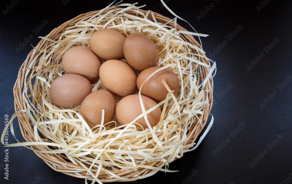 Cesta com ovos caipira Cesta com ovos caipira