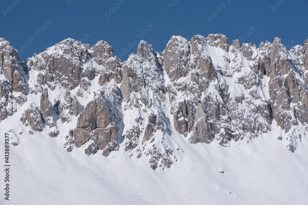 uno splendido paesaggio di montagna innevato, le montagne delle dolomiti in pieno inverno, le cime innevate che si stagliano all'orizzonte