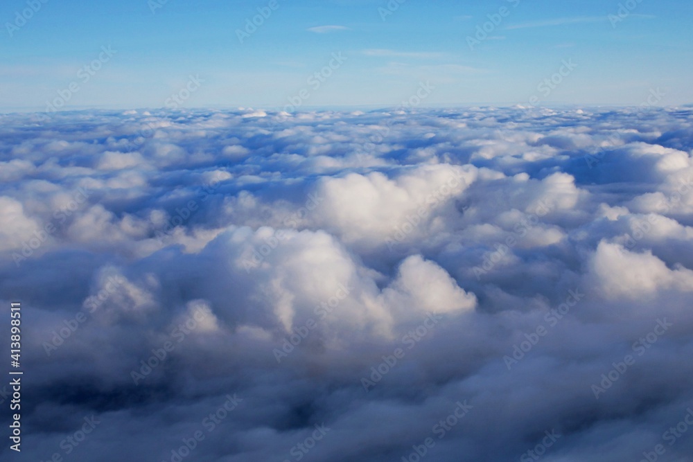 Flug über Wolkendecke