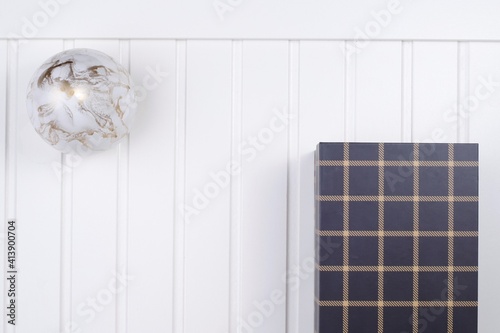 Blat drewniany biały i pudełko tekturowe w kratę