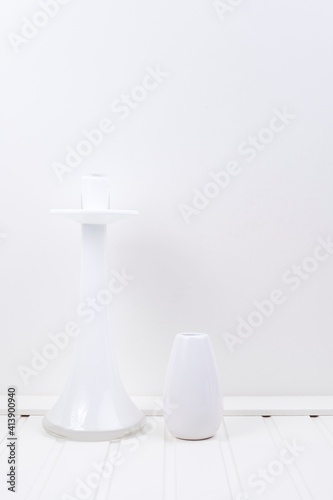 Świecznik biały szklany na białym tle