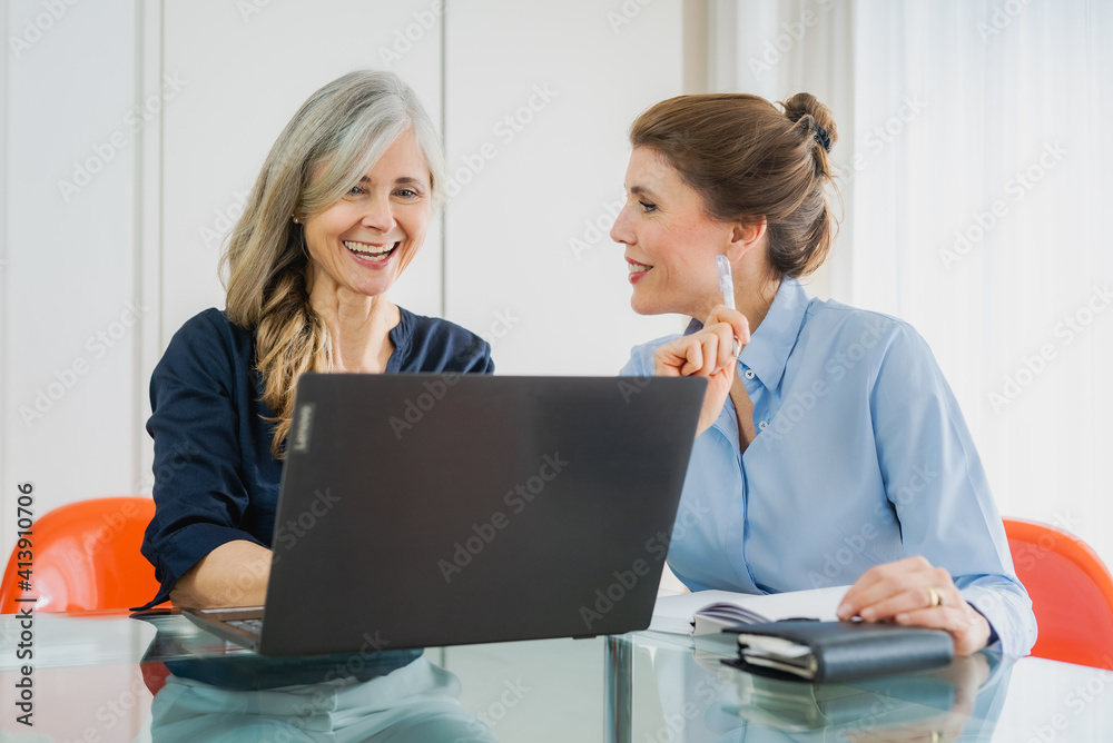 Business Frauen bei der Arbeit Business Frauen bei der Arbeit