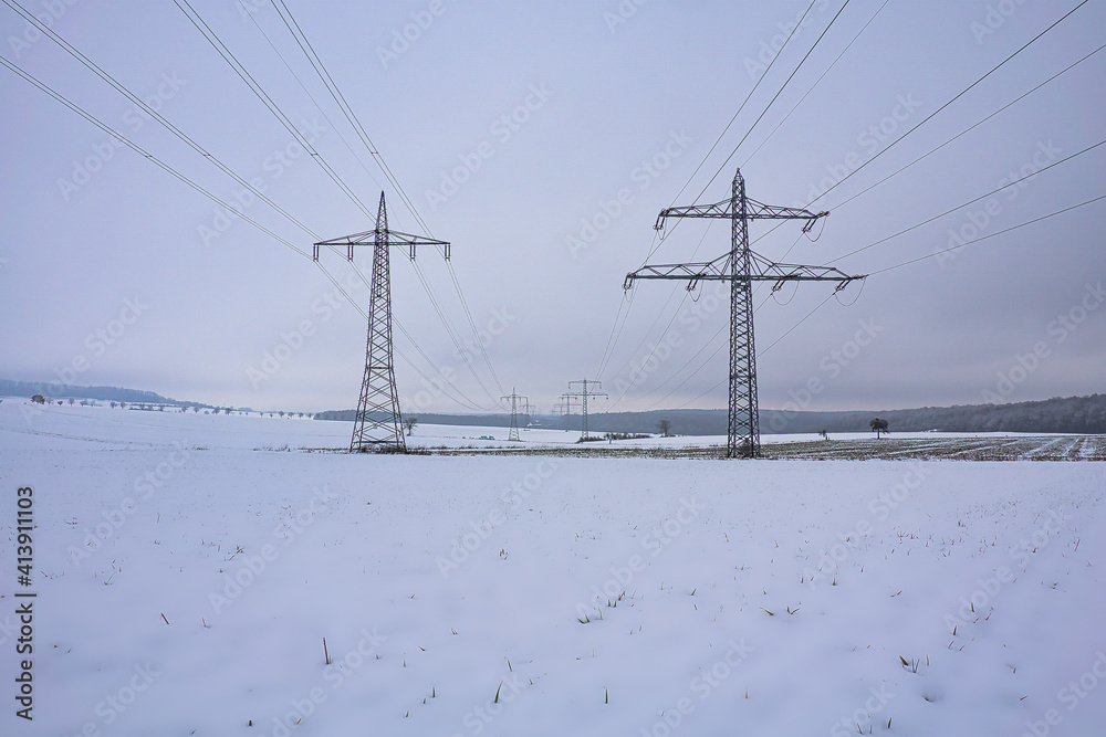 Zwei Strommasten in einer schönen Winterlandschaft Zwei Strommasten in einer schönen Winterlandschaft