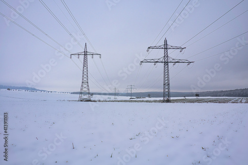 Zwei Strommasten in einer schönen Winterlandschaft