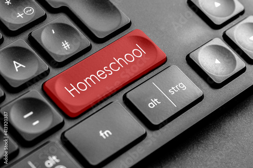 rote "Homeschool" Taste auf einer dunklen Tastatur