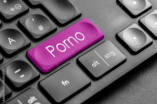 lila "Porno" Taste auf einer dunklen Tastatur