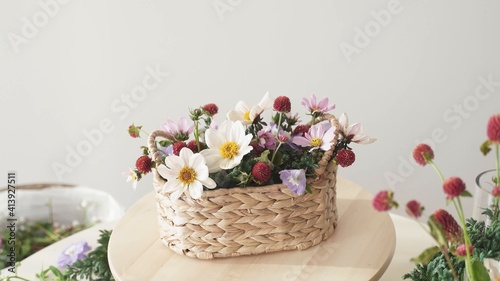 Canasta con arreglo flora. Girasoles. Gardenias 