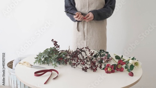 Mesa con variedad de flores y listón