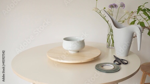 Mesa con objetos blancos y plateados