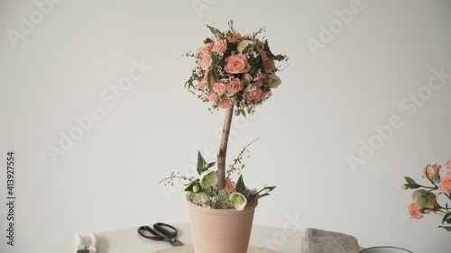 Maceta con arreglos de rosas rosadas