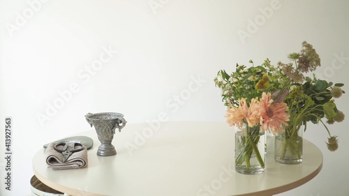 Mesa con arreglos florales y accesorios plateados