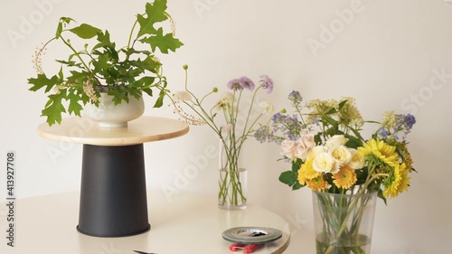 Arreglos florales en jarras
