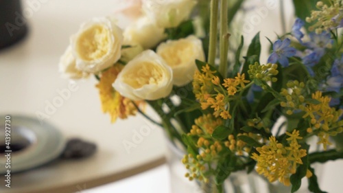 Ramo de flores. Solidago. Rosas. Girasol