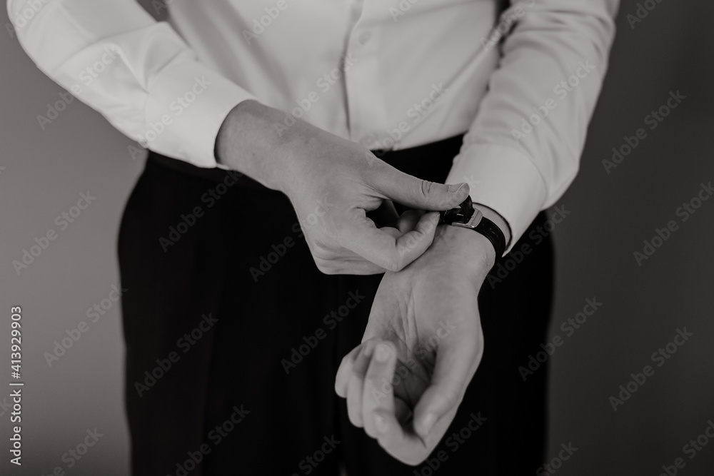 Homme se préparant et réglant le bracelet de sa montre